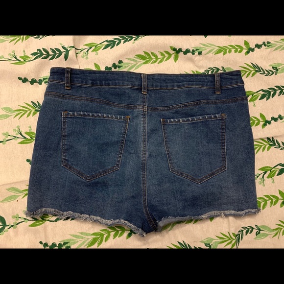 Plus size frayed jean shorts - Picture 4 of 5